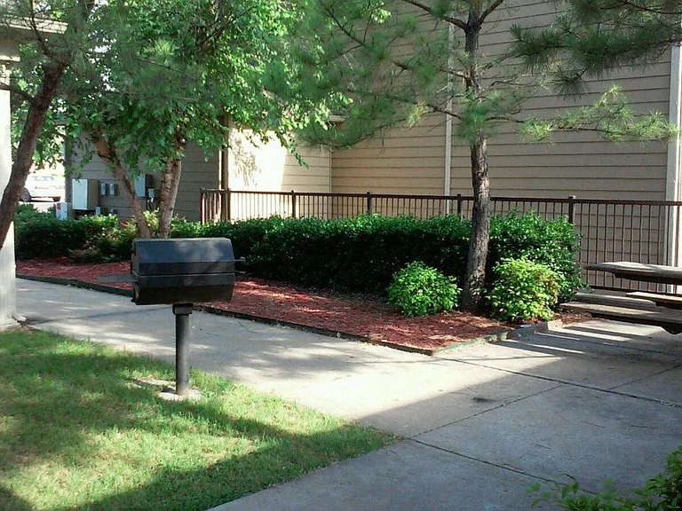 306 S Timberridge Dr — Photo 3