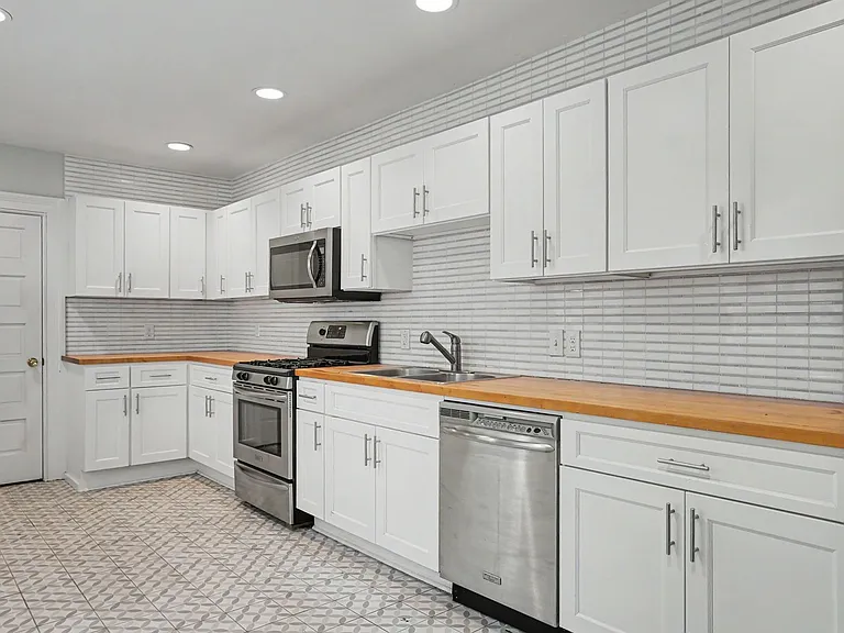 121 W Duffy St — Photo 15
