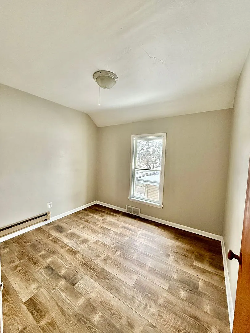 239 2nd Ave SE — Photo 3