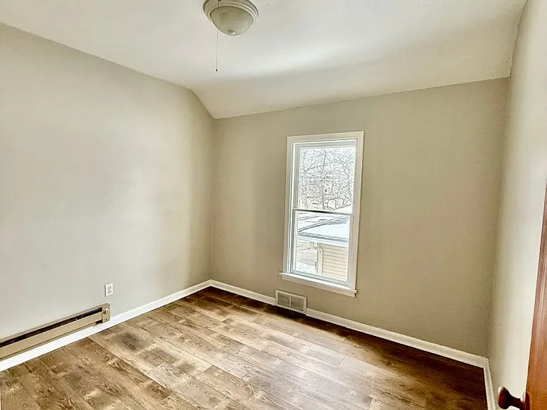 239 2nd Ave SE — Photo 3