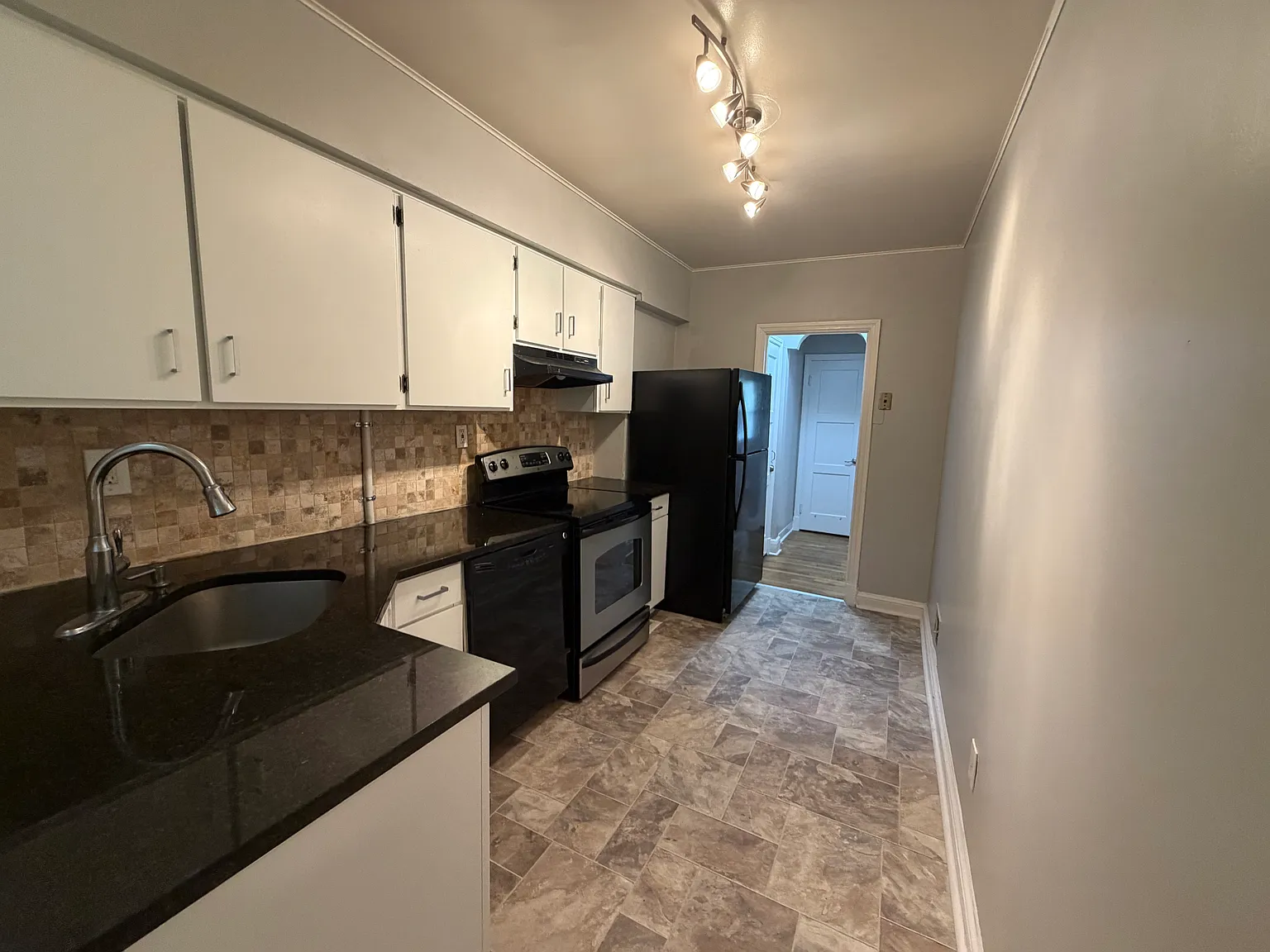 2 bed, 1250 sqft, $1,340 — Photo 3