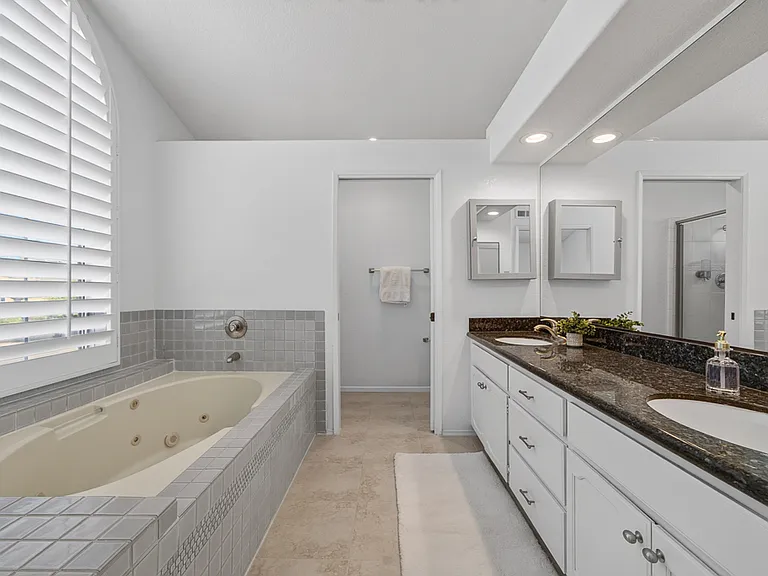 13887 Carriage Rd — Photo 36