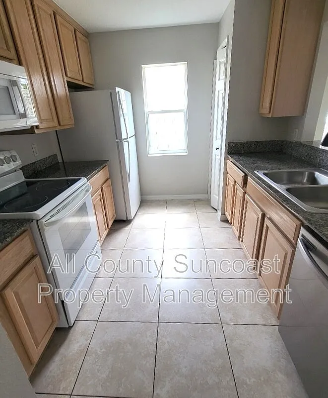 3 bed, 2.5 bath, $2,000 — Photo 2