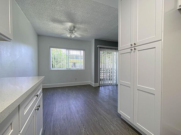 4th image of 19344 Wyandotte St #211