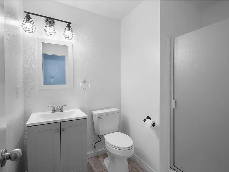 921 Zoe St — Photo 32