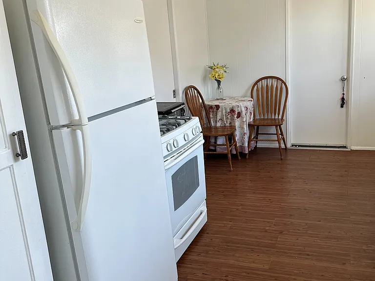 2433 W Gramercy Ave — Photo 3