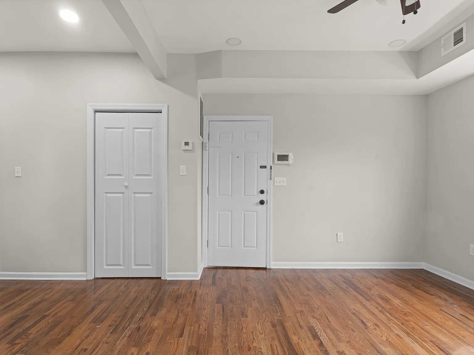 3 bed, 920 sqft, $2,400 — Photo 4