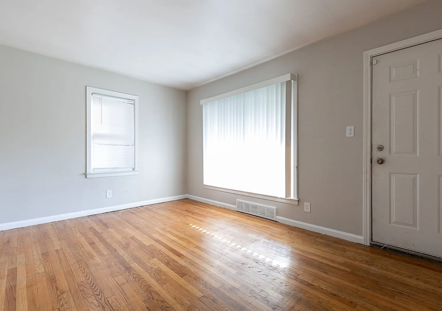 Open House- Tuesday, August 25th 6pm-630pm! Beautiful Brick Bungalow Only 1375/Mo! — Photo 3