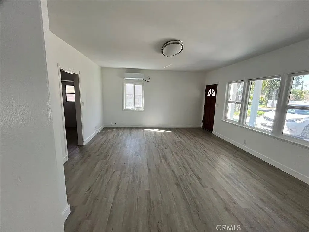 3 bed, 990 sqft, $3,250 — Photo 3