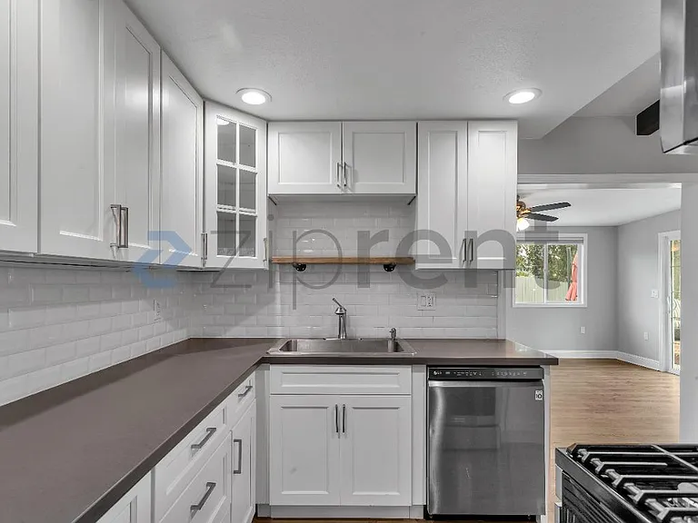 717 Pebble Dr — Photo 9