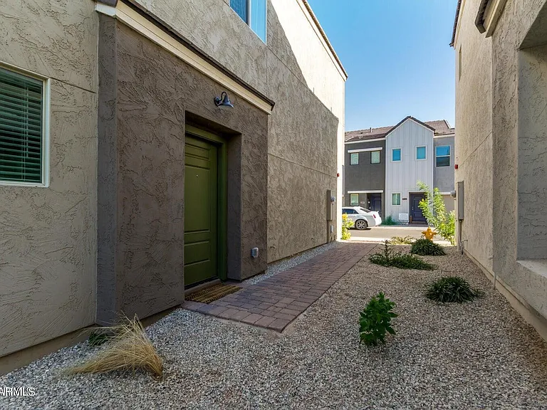 2268 W Laurie Ln — Photo 4