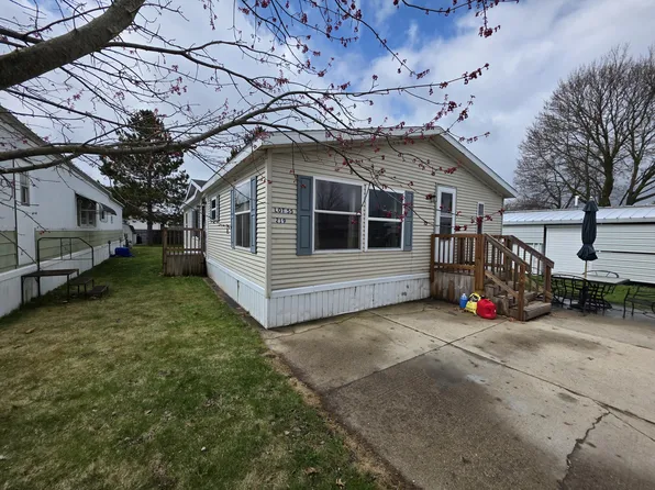 219 Circle Dr, Fremont, MI 49412