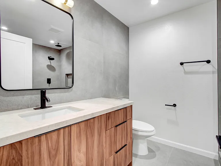 8300 De Longpre — Photo 4