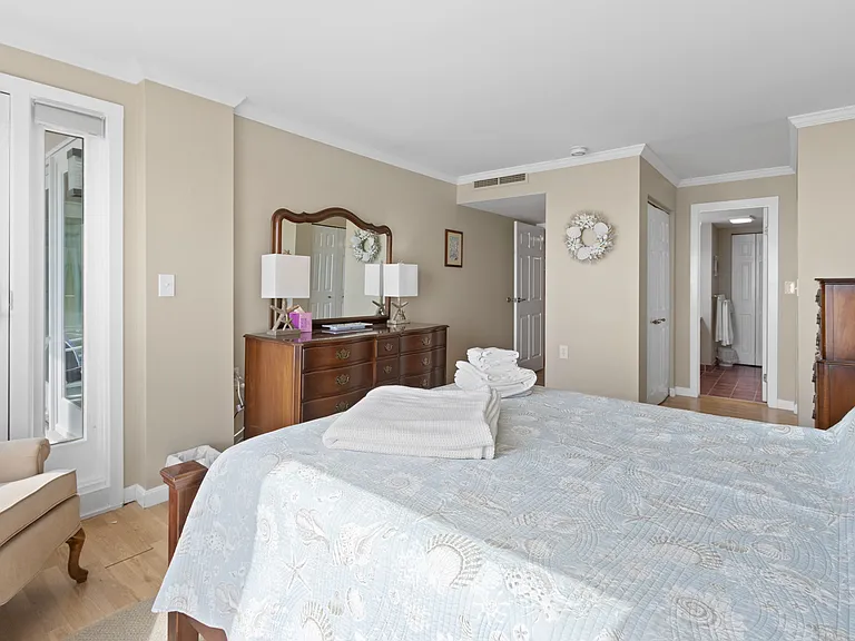 1 Seacliff Ave — Photo 34
