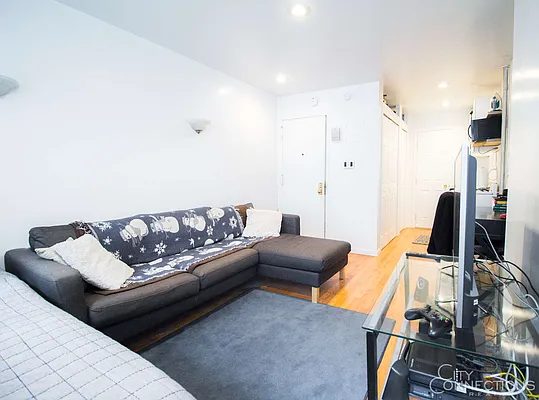 Rented by City Connections Realty | media 9