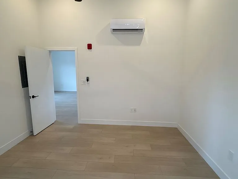 Modern and Sleek 611 S Fagley Street Apartments! — Photo 19