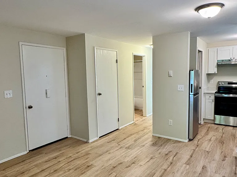 145 NW Alder Pl #4 — Photo 4