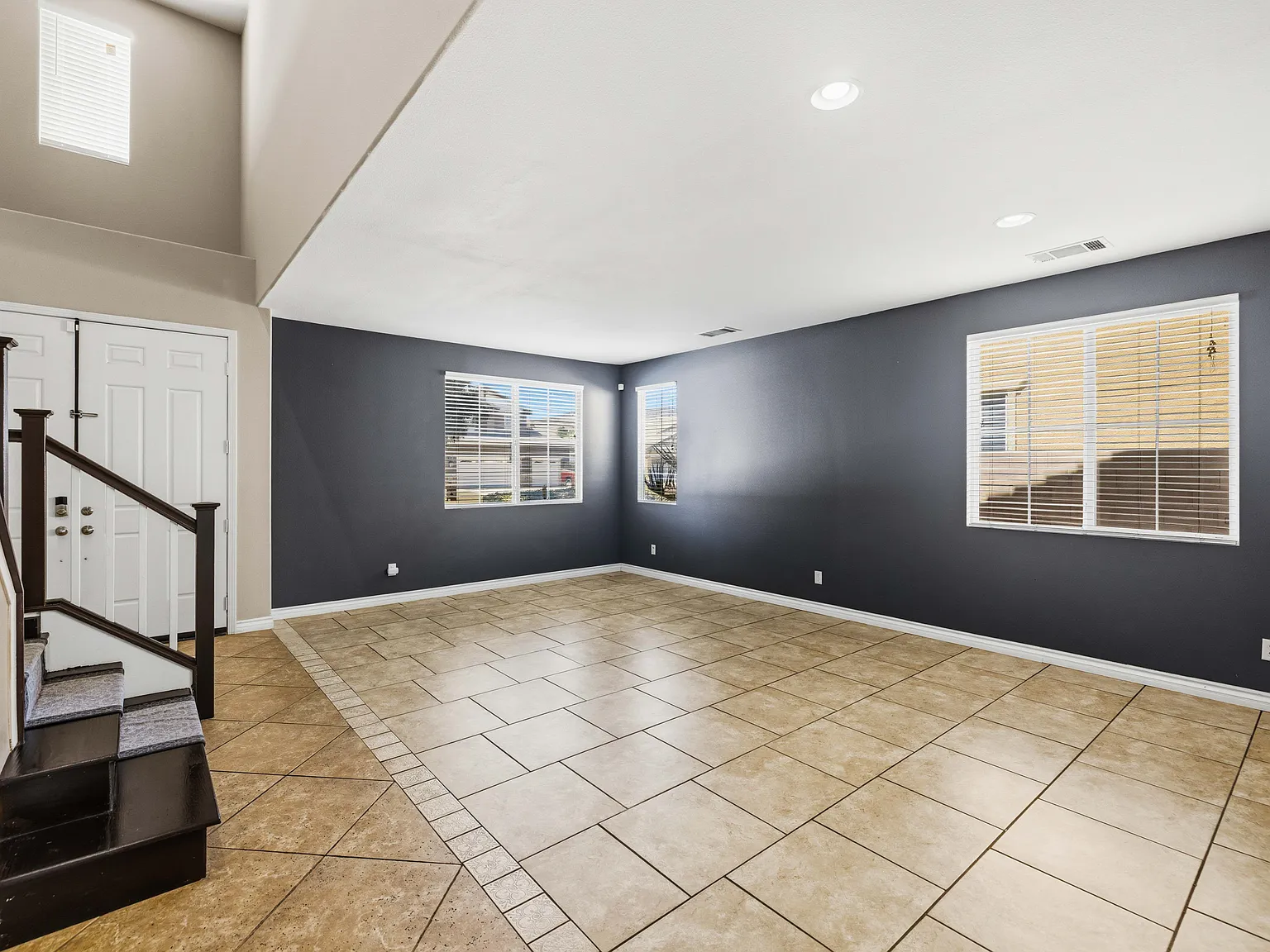 3 bed, 2716 sqft, $3,100 — Photo 2