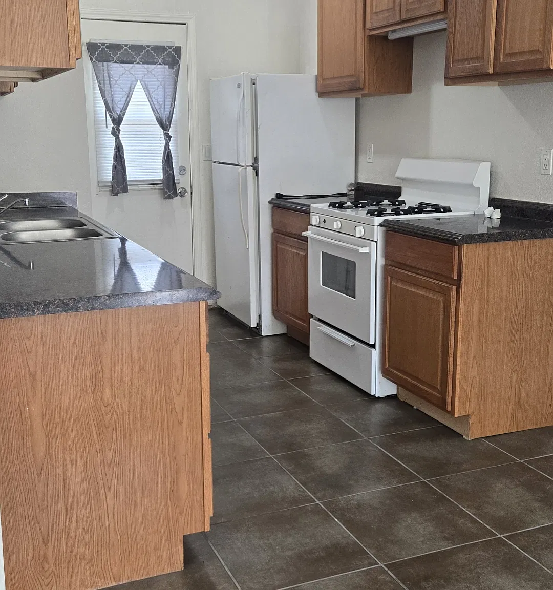 2557 Diamond St — Photo 3