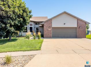 820 E Heatherwood Cir, Brandon, SD 57005