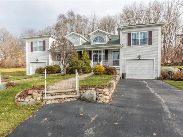 9 Countryside Dr, Smithfield, RI 02917