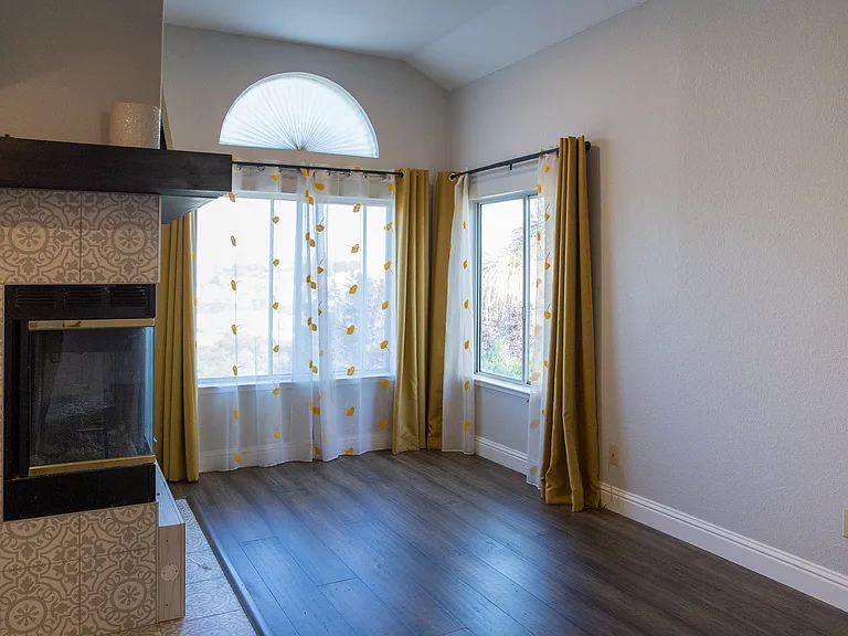 Master Bedroom (Fireplace)