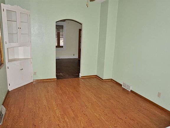 4th image of 114 16th Ave N