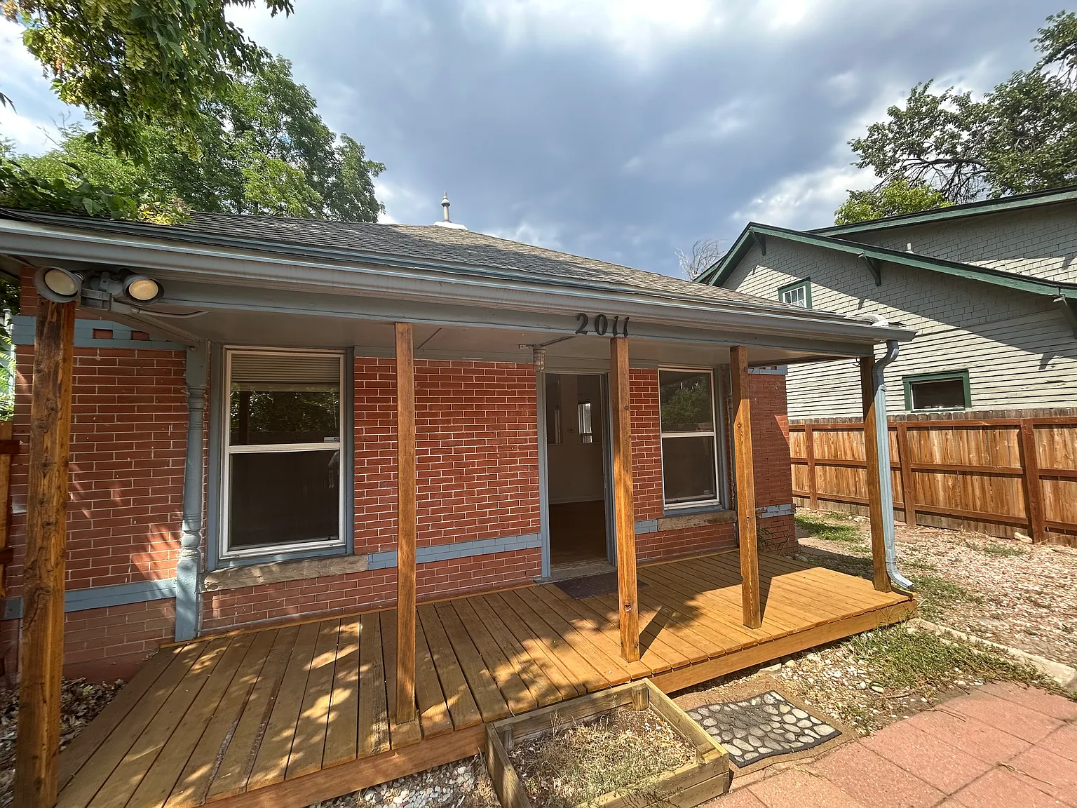 3 bed, 900 sqft, $3,900 — Photo 1
