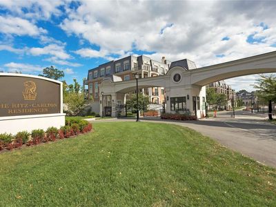 6000 Royal Court #6112, North Hills, NY, 11040