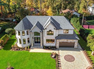 8 Hayloft Ln, Roslyn Heights, NY 11577