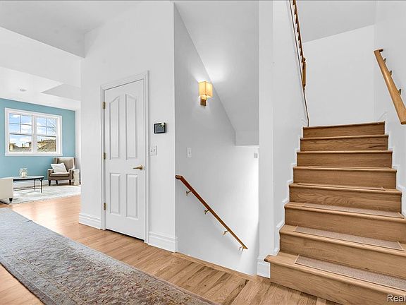 5th image of 429 E Ferry St #9