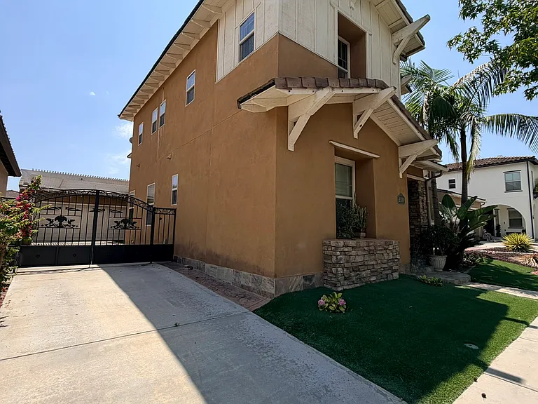 2370 Arbor View St — Photo 3