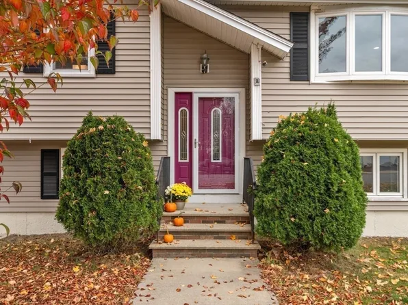 2 Brandt Dr, Woburn, MA 01801
