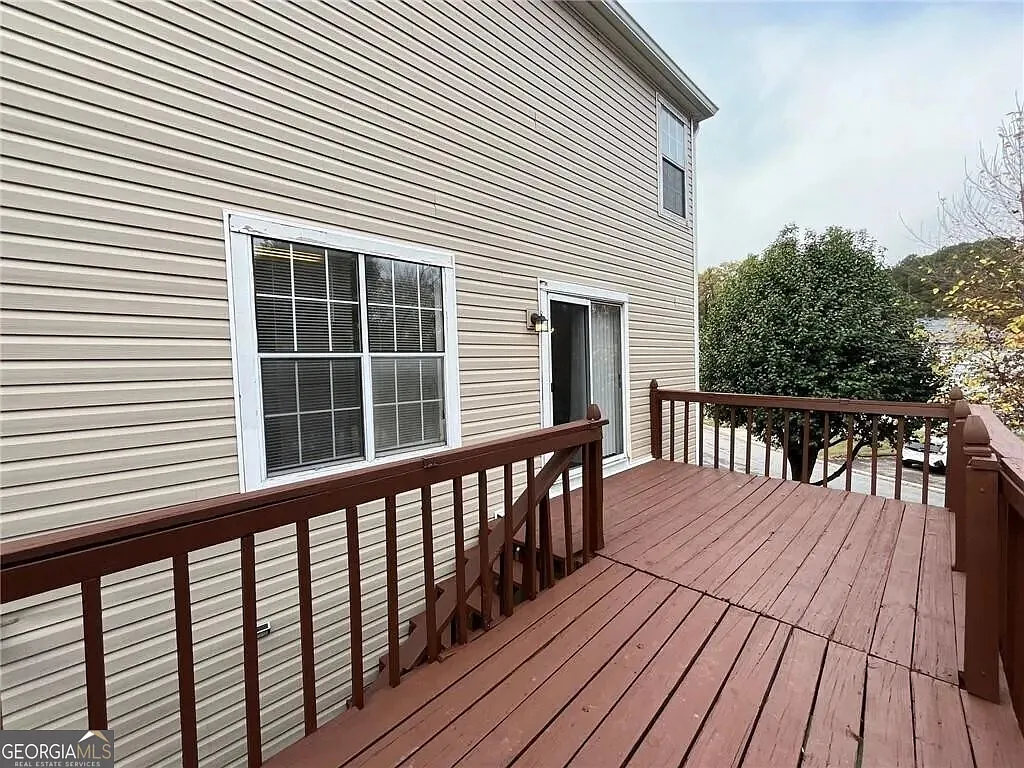 3 bed, 2.5 bath, 2300 sqft, $1,900 — Photo 2