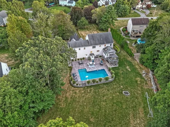 15 Holly Ln, Berkley, MA 02779
