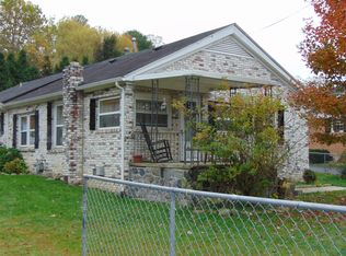 105 4th St, Oak Hill, WV 25901