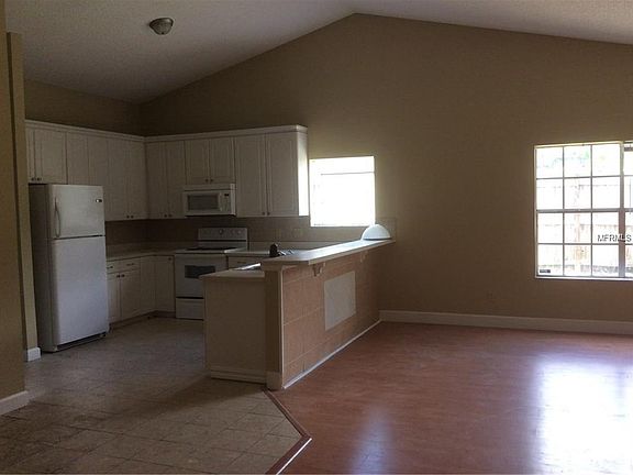 3rd image of 6513 Grosvenor Ln