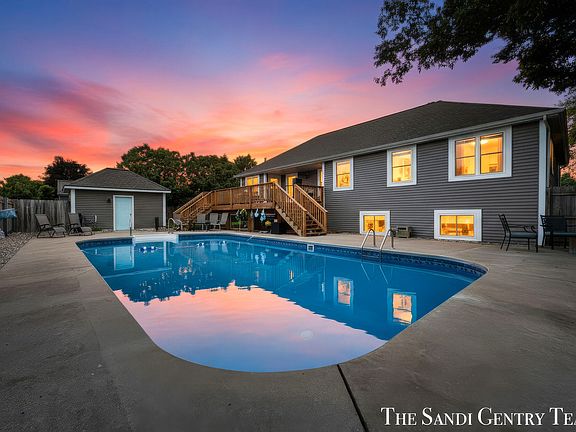2nd image of 4007 Meadow Ln