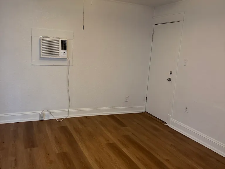 241 W Princeton St — Photo 18