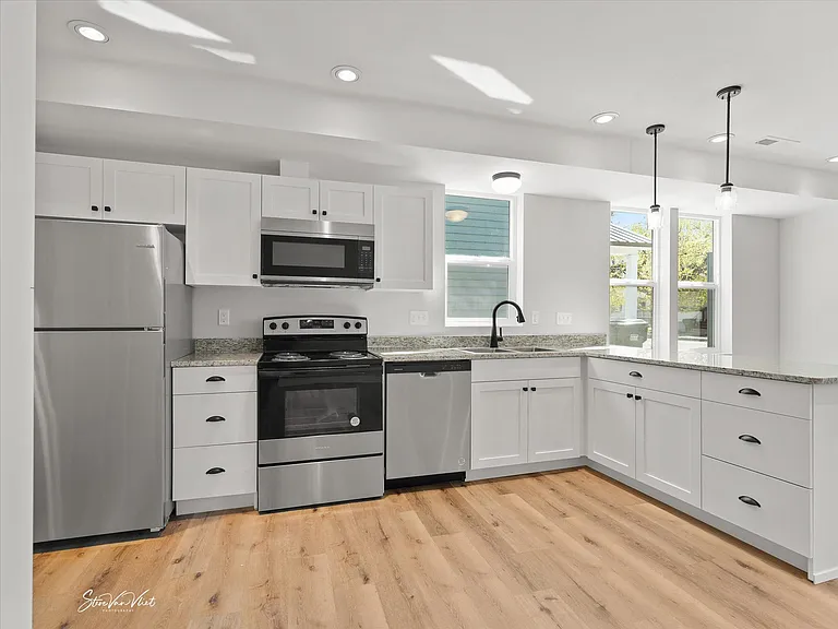 984 E Lander St — Photo 15
