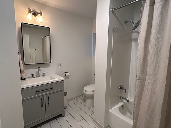 3rd image of 2141 N Leavitt St #1F