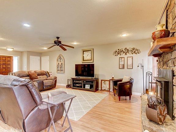 5th image of 120 Trevino Ct