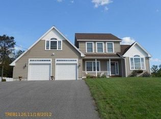 71 Hillview Dr, Bangor, ME 04401