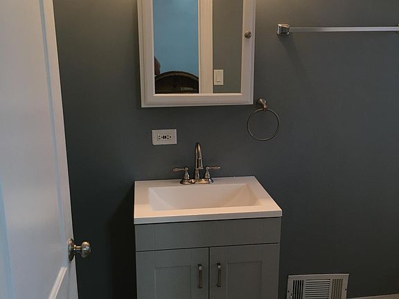 5th image of 1004 Oakland Ave APT 2