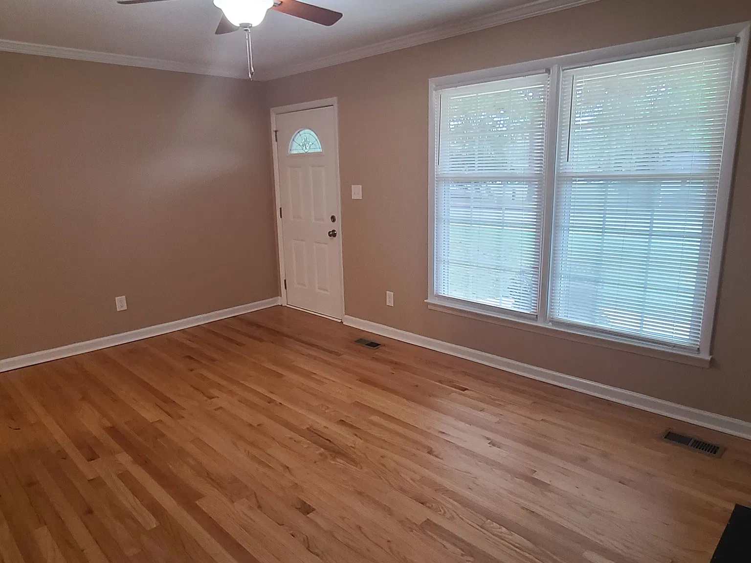 3 bed, 1.5 bath, 1100 sqft, $1,700 — Photo 3