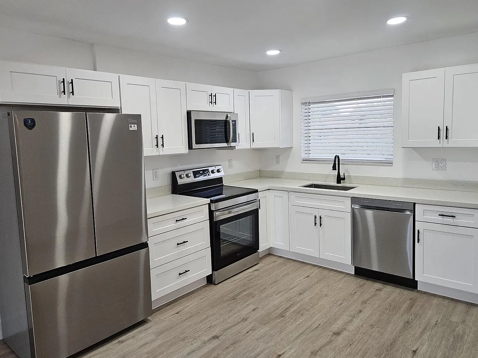 2 bed, 2.0 bath, 975 sqft, $2,350 — Photo 2