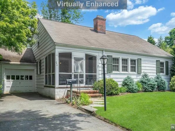 586 Overlook Dr, Wyckoff, NJ 07481