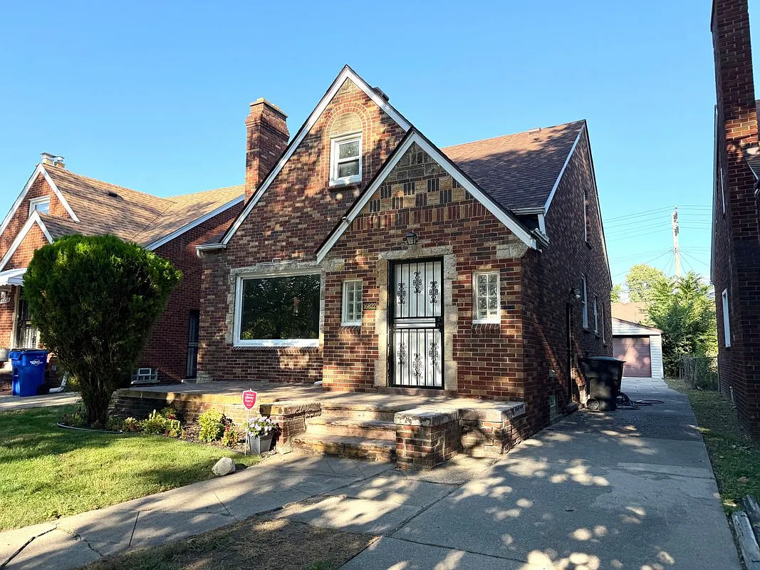 4 bed, 1.0 bath, 1242 sqft, $2,100 — Photo 2