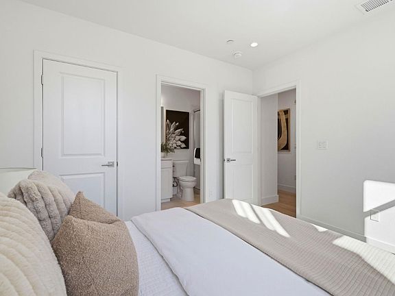 3rd image of 2739 Oak Rd