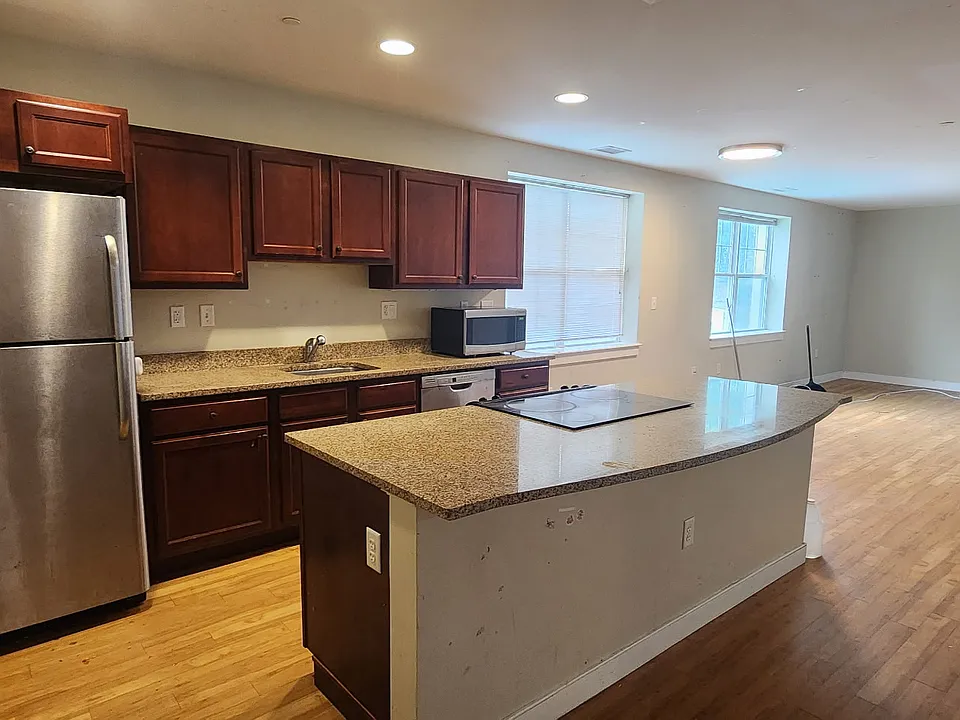 20 Pond St #208